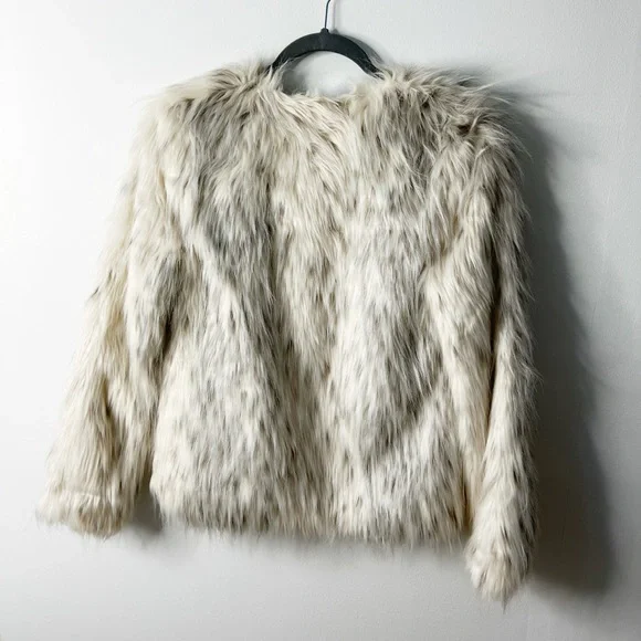 ✨NEW✨ Faux Fur Jacket - Picture 2 of 3